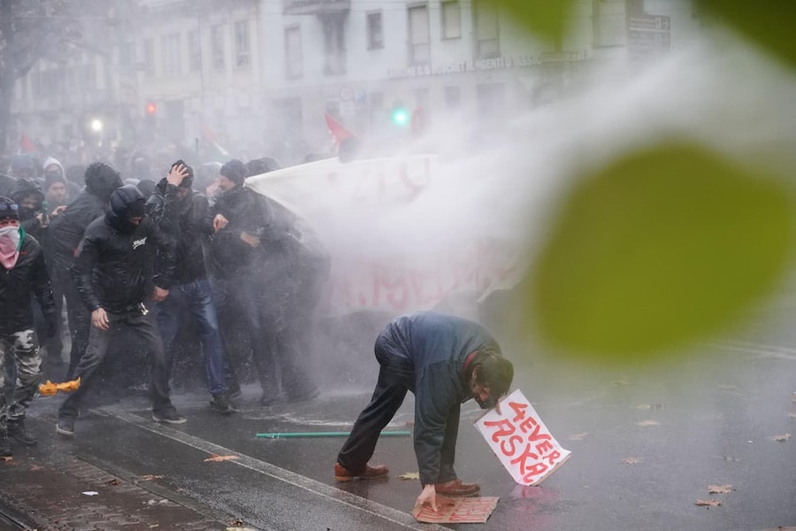 Scontri a Torino tra antagonisti e forze dell'ordine durate il corteo dopo lo sgombero di Askatasuna. Un gruppo di persone incappucciate in testa alla manifestazione ha cercato di sfondare il cordone della polizia lanciando bottiglie e oggetti. Le forze dell'ordine hanno risposto con idranti e lacrimogeni. Ci sono state cariche con manganellate da un lato e bastonate da parte dei manifestanti. Torino, 20 dicembre 2025. ANSA / TINO ROMANO