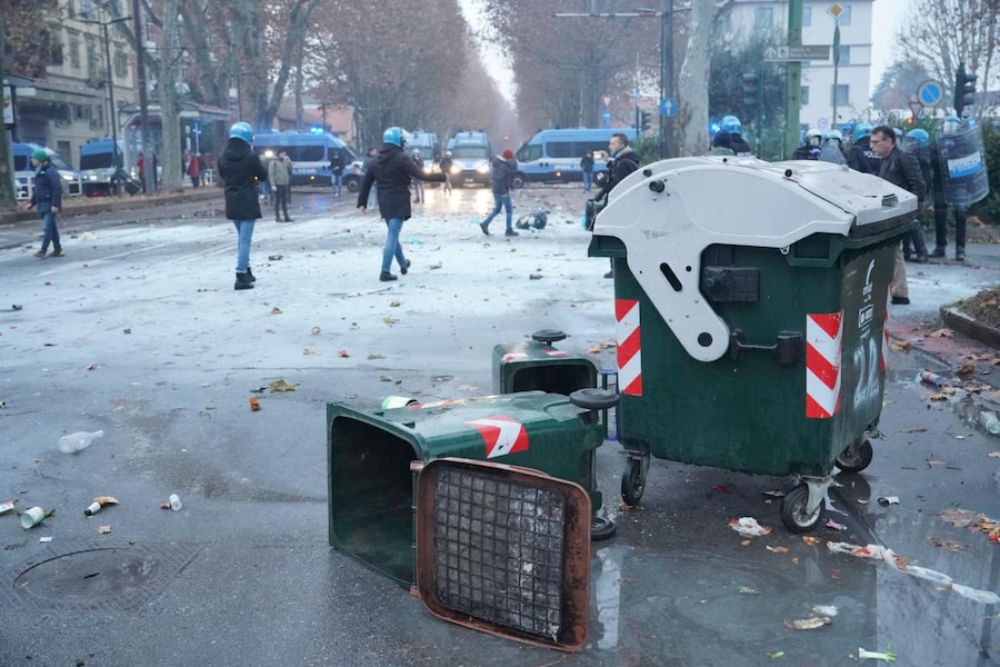 Scontri a Torino tra antagonisti e forze dell'ordine durate il corteo dopo lo sgombero di Askatasuna. Un gruppo di persone incappucciate in testa alla manifestazione ha cercato di sfondare il cordone della polizia lanciando bottiglie e oggetti. Le forze dell'ordine hanno risposto con idranti e lacrimogeni. Ci sono state cariche con manganellate da un lato e bastonate da parte dei manifestanti. Torino, 20 dicembre 2025. ANSA / TINO ROMANO
