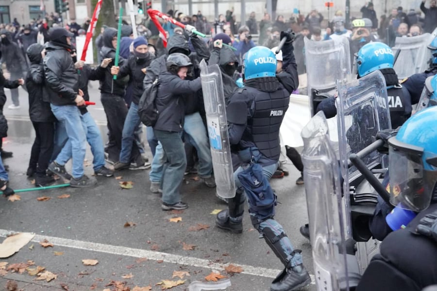 Scontri a Torino tra antagonisti e forze dell'ordine durate il corteo dopo lo sgombero di Askatasuna. Un gruppo di persone incappucciate in testa alla manifestazione ha cercato di sfondare il cordone della polizia lanciando bottiglie e oggetti. Le forze dell'ordine hanno risposto con idranti e lacrimogeni. Ci sono state cariche con manganellate da un lato e bastonate da parte dei manifestanti. Torino, 20 dicembre 2025. ANSA / TINO ROMANO