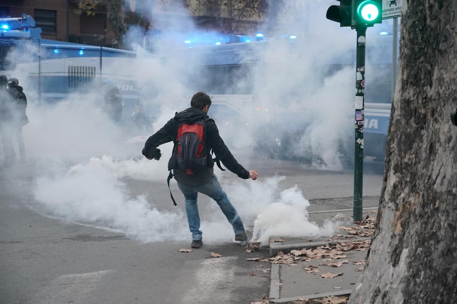 Scontri a Torino tra antagonisti e forze dell'ordine durate il corteo dopo lo sgombero di Askatasuna. Un gruppo di persone incappucciate in testa alla manifestazione ha cercato di sfondare il cordone della polizia lanciando bottiglie e oggetti. Le forze dell'ordine hanno risposto con idranti e lacrimogeni. Ci sono state cariche con manganellate da un lato e bastonate da parte dei manifestanti. Torino, 20 dicembre 2025. ANSA / TINO ROMANO (ANSA)