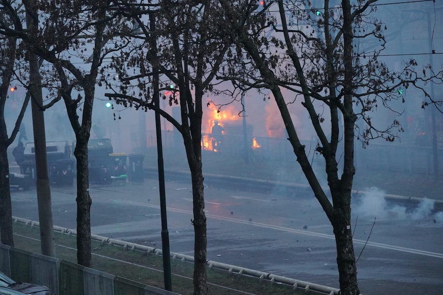 Scontri a Torino tra antagonisti e forze dell'ordine durate il corteo dopo lo sgombero di Askatasuna. Un gruppo di persone incappucciate in testa alla manifestazione ha cercato di sfondare il cordone della polizia lanciando bottiglie e oggetti. Le forze dell'ordine hanno risposto con idranti e lacrimogeni. Ci sono state cariche con manganellate da un lato e bastonate da parte dei manifestanti. Torino, 20 dicembre 2025. ANSA / TINO ROMANO