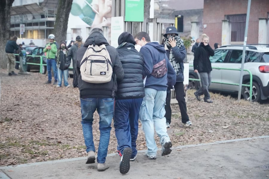 Scontri a Torino tra antagonisti e forze dell'ordine durate il corteo dopo lo sgombero di Askatasuna. Un gruppo di persone incappucciate in testa alla manifestazione ha cercato di sfondare il cordone della polizia lanciando bottiglie e oggetti. Le forze dell'ordine hanno risposto con idranti e lacrimogeni. Ci sono state cariche con manganellate da un lato e bastonate da parte dei manifestanti. Torino, 20 dicembre 2025. ANSA / TINO ROMANO