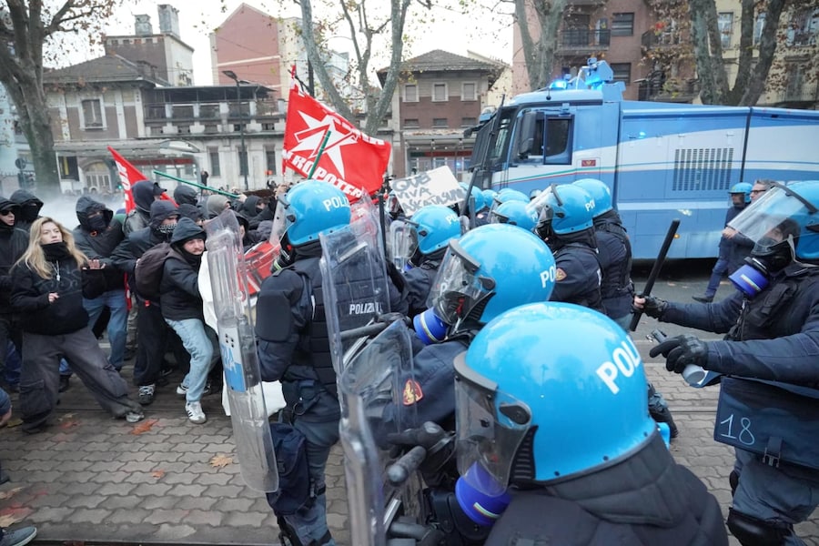Scontri a Torino tra antagonisti e forze dell'ordine durate il corteo dopo lo sgombero di Askatasuna. Un gruppo di persone incappucciate in testa alla manifestazione ha cercato di sfondare il cordone della polizia lanciando bottiglie e oggetti. Le forze dell'ordine hanno risposto con idranti e lacrimogeni. Ci sono state cariche con manganellate da un lato e bastonate da parte dei manifestanti. Torino, 20 dicembre 2025. ANSA / TINO ROMANO