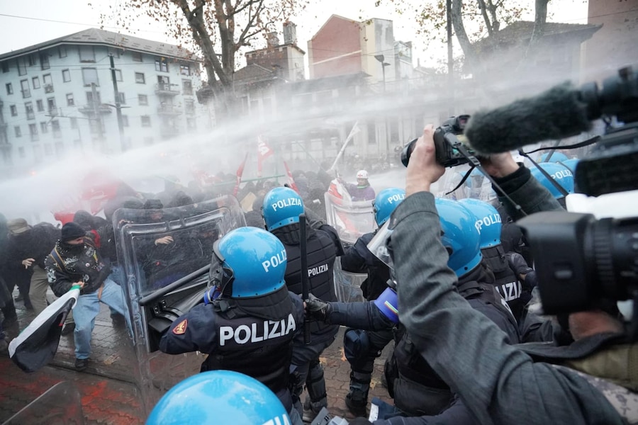 Scontri a Torino tra antagonisti e forze dell'ordine durate il corteo dopo lo sgombero di Askatasuna. Un gruppo di persone incappucciate in testa alla manifestazione ha cercato di sfondare il cordone della polizia lanciando bottiglie e oggetti. Le forze dell'ordine hanno risposto con idranti e lacrimogeni. Ci sono state cariche con manganellate da un lato e bastonate da parte dei manifestanti. Torino, 20 dicembre 2025. ANSA / TINO ROMANO