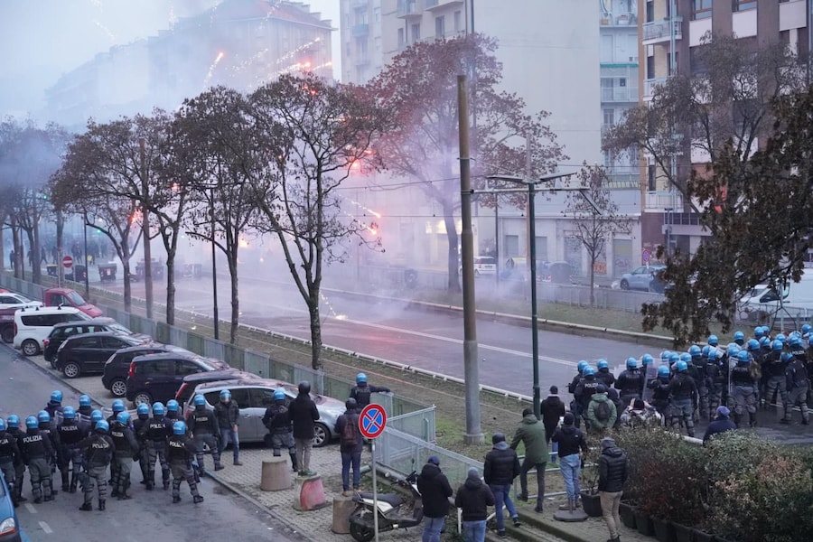 Scontri a Torino tra antagonisti e forze dell'ordine durate il corteo dopo lo sgombero di Askatasuna. Un gruppo di persone incappucciate in testa alla manifestazione ha cercato di sfondare il cordone della polizia lanciando bottiglie e oggetti. Le forze dell'ordine hanno risposto con idranti e lacrimogeni. Ci sono state cariche con manganellate da un lato e bastonate da parte dei manifestanti. Torino, 20 dicembre 2025. ANSA / TINO ROMANO