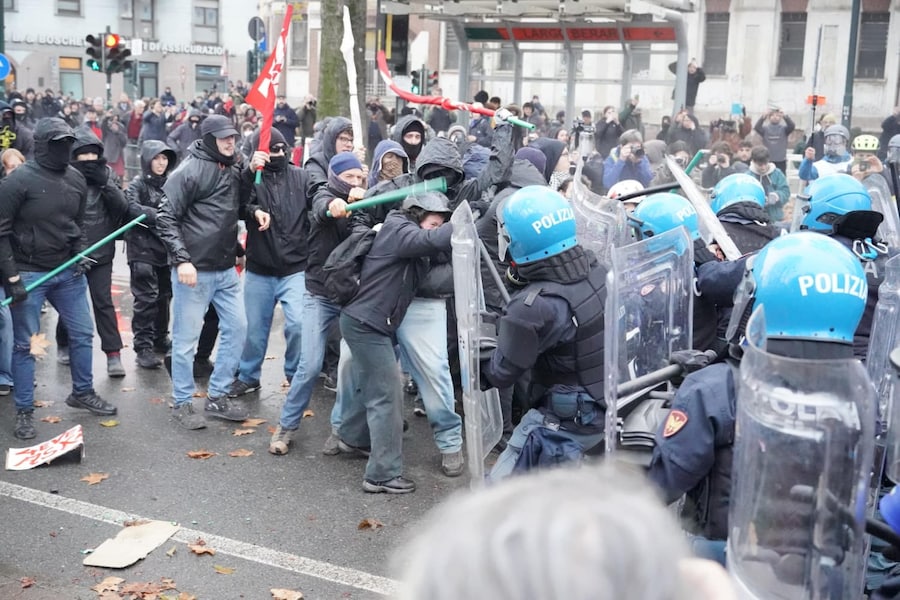 Scontri a Torino tra antagonisti e forze dell'ordine durate il corteo dopo lo sgombero di Askatasuna. Un gruppo di persone incappucciate in testa alla manifestazione ha cercato di sfondare il cordone della polizia lanciando bottiglie e oggetti. Le forze dell'ordine hanno risposto con idranti e lacrimogeni. Ci sono state cariche con manganellate da un lato e bastonate da parte dei manifestanti. Torino, 20 dicembre 2025. ANSA / TINO ROMANO