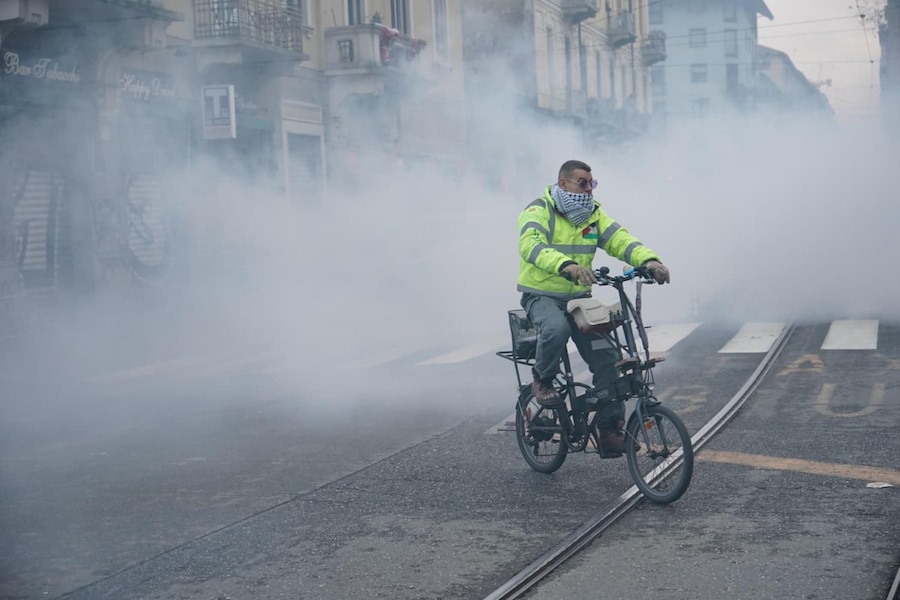 Scontri a Torino tra antagonisti e forze dell'ordine durate il corteo dopo lo sgombero di Askatasuna. Un gruppo di persone incappucciate in testa alla manifestazione ha cercato di sfondare il cordone della polizia lanciando bottiglie e oggetti. Le forze dell'ordine hanno risposto con idranti e lacrimogeni. Ci sono state cariche con manganellate da un lato e bastonate da parte dei manifestanti. Torino, 20 dicembre 2025. ANSA / TINO ROMANO (ANSA)
