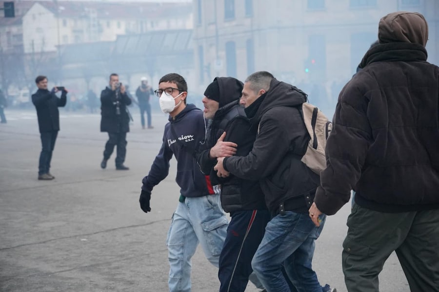 Scontri a Torino tra antagonisti e forze dell'ordine durate il corteo dopo lo sgombero di Askatasuna. Un gruppo di persone incappucciate in testa alla manifestazione ha cercato di sfondare il cordone della polizia lanciando bottiglie e oggetti. Le forze dell'ordine hanno risposto con idranti e lacrimogeni. Ci sono state cariche con manganellate da un lato e bastonate da parte dei manifestanti. Torino, 20 dicembre 2025. ANSA / TINO ROMANO
