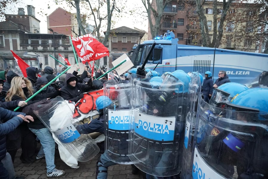 Scontri a Torino tra antagonisti e forze dell'ordine durate il corteo dopo lo sgombero di Askatasuna. Un gruppo di persone incappucciate in testa alla manifestazione ha cercato di sfondare il cordone della polizia lanciando bottiglie e oggetti. Le forze dell'ordine hanno risposto con idranti e lacrimogeni. Ci sono state cariche con manganellate da un lato e bastonate da parte dei manifestanti. Torino, 20 dicembre 2025. ANSA / TINO ROMANO