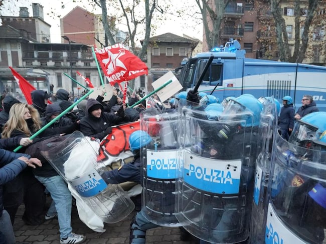 Torino, scontri tra i manifestanti pro Askatasuna e le forze dell’ordine