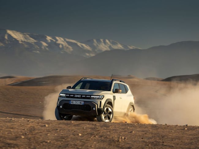 Dacia Duster Hybrid G-150 4x4, le foto della prova nel deserto