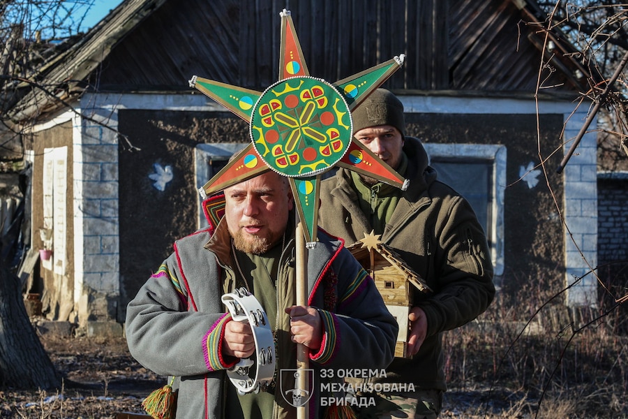 Una foto di repertorio resa disponibile dal servizio stampa della 33ª Brigata meccanizzata separata delle Forze armate ucraine mostra i militari della 33ª Brigata meccanizzata separata mentre festeggiano il Natale nella loro postazione sulla linea del fronte nella regione di Donetsk, in Ucraina, il 25 dicembre 2025, nel contesto dell'invasione russa in corso. L'Ucraina celebra il Natale il 25 dicembre per la terza volta in conformità con il calendario occidentale, poiché il Presidente ucraino Zelensky ha firmato una legge nel luglio 2023 per spostare la festività ufficiale del giorno di Natale al 25 dicembre, allontanandosi dalla tradizione della Chiesa ortodossa russa di festeggiare il 7 gennaio. EPA/Servizio stampa della 33ª Brigata meccanizzata separata (EPA)