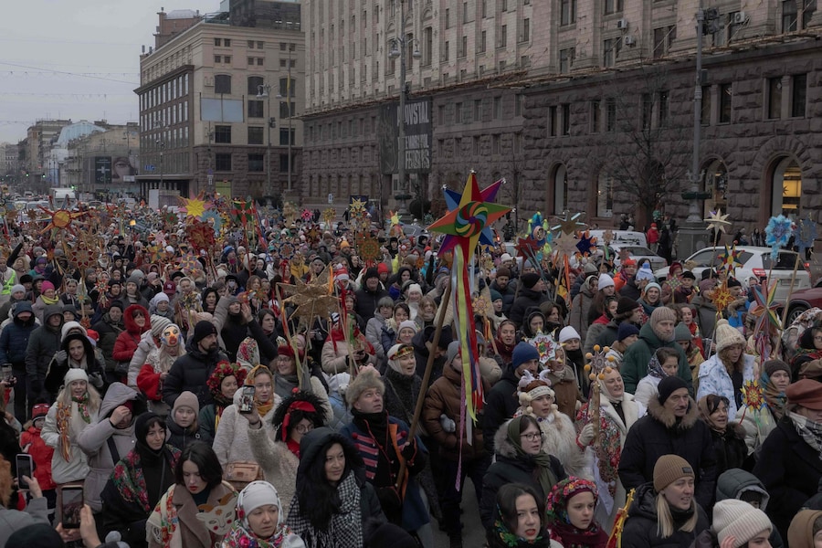 Ucraini in abiti tradizionali partecipano a una processione natalizia nel centro di Kiev il 25 dicembre 2025, durante l'invasione russa dell'Ucraina. (Foto di Roman PILIPEY / AFP) (AFP)