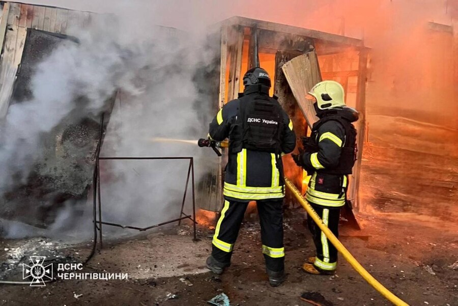 Questa foto scattata e rilasciata dal Servizio di emergenza ucraino il 25 dicembre 2025 mostra i soccorritori ucraini impegnati a spegnere un incendio in seguito a un presunto attacco di droni nella regione di Chernihiv, nel contesto dell'invasione russa dell'Ucraina. (Foto da Handout / UKRAINIAN EMERGENCY SERVICE / AFP) (AFP)