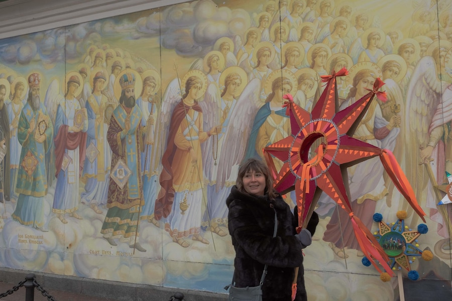 Una donna tiene in mano una stella di Natale mentre partecipa a una processione natalizia in piazza Mykhailivska a Kiev il 25 dicembre 2025, durante l'invasione russa dell'Ucraina. (Foto di Roman PILIPEY / AFP) (AFP)