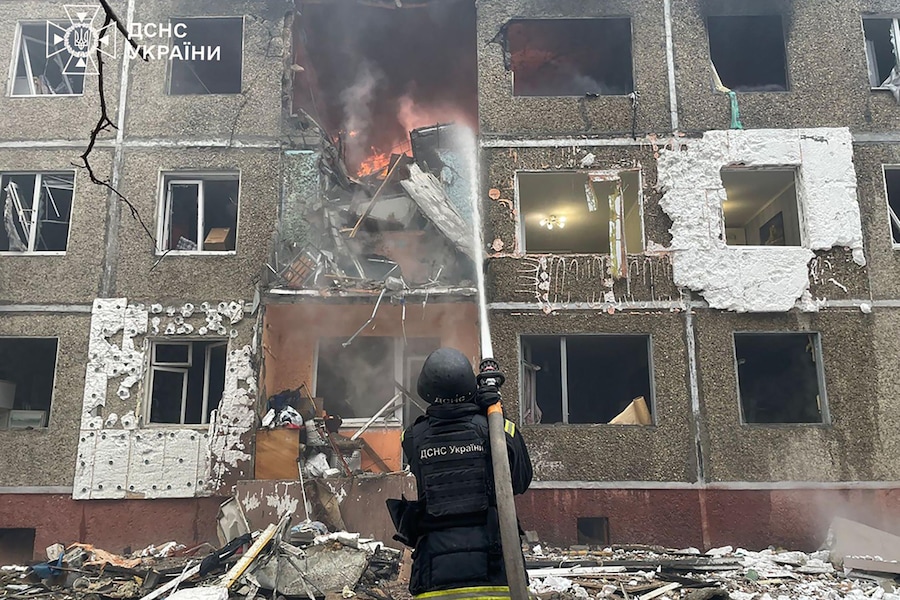 In questa foto scattata e diffusa dal Servizio di emergenza ucraino il 25 dicembre 2025, un soccorritore ucraino spegne un incendio in un edificio residenziale danneggiato a seguito di un attacco di droni a Chernihiv, durante l'invasione russa dell'Ucraina. (Foto di Handout / UKRAINIAN EMERGENCY SERVICE / AFP) (AFP)