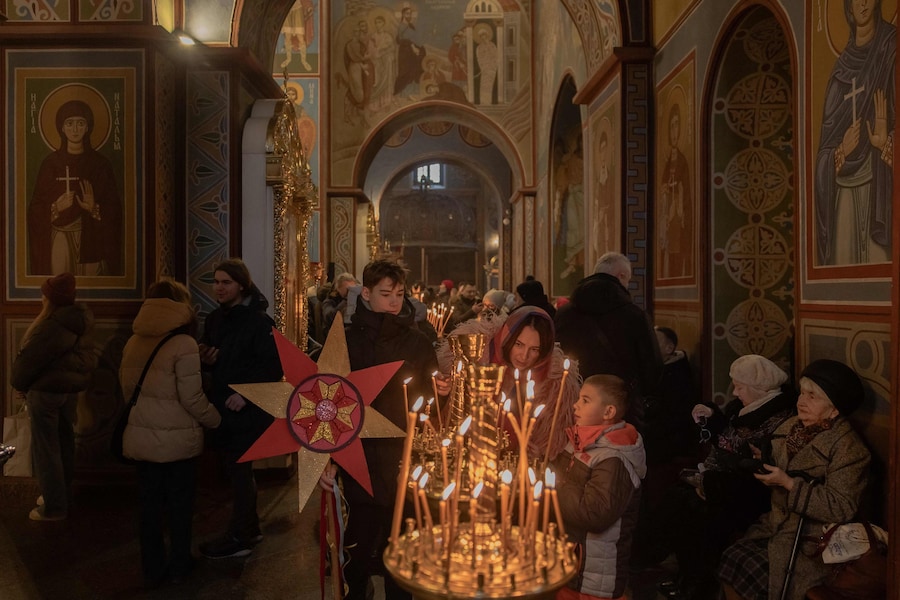 Residenti locali si rifugiano nel Monastero dalle cupole d'oro di San Michele durante l'allarme di un attacco aereo mentre partecipano a una processione natalizia a Kiev il 25 dicembre 2025, durante l'invasione russa dell'Ucraina. (Foto di Roman PILIPEY / AFP) (AFP)