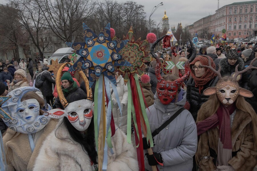 Ucraini in abiti tradizionali partecipano a una processione natalizia in piazza Mykhailivska a Kiev il 25 dicembre 2025, durante l'invasione russa dell'Ucraina. (Foto di Roman PILIPEY / AFP) (AFP)