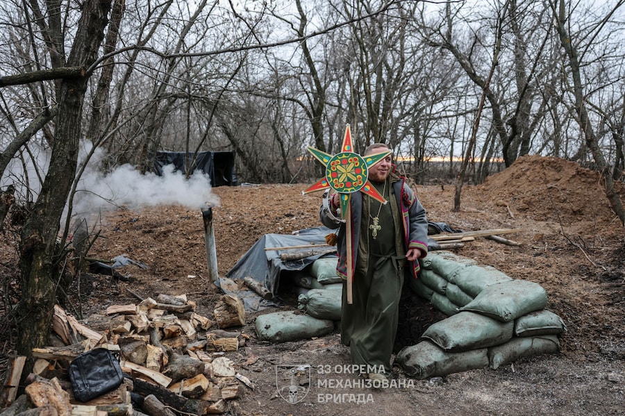 Una foto di repertorio resa disponibile dal servizio stampa della 33ª Brigata meccanizzata separata delle Forze armate ucraine mostra i militari della 33ª Brigata meccanizzata separata mentre festeggiano il Natale nella loro postazione sulla linea del fronte nella regione di Donetsk, in Ucraina, il 25 dicembre 2025, nel contesto dell'invasione russa in corso. L'Ucraina celebra il Natale il 25 dicembre per la terza volta in conformità con il calendario occidentale, poiché il Presidente ucraino Zelensky ha firmato una legge nel luglio 2023 per spostare la festività ufficiale del giorno di Natale al 25 dicembre, allontanandosi dalla tradizione della Chiesa ortodossa russa di festeggiare il 7 gennaio. EPA/Servizio stampa della 33a Brigata meccanizzata separata (EPA)