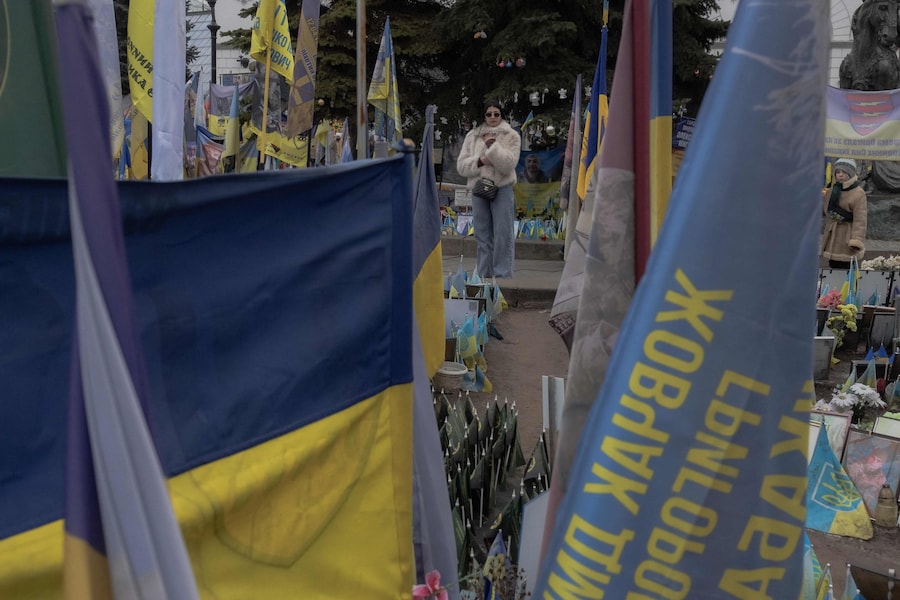 Una donna visita il Memoriale dei caduti ucraini e dei combattenti stranieri il giorno di Natale in Piazza Indipendenza a Kiev, il 25 dicembre 2025, durante l'invasione russa dell'Ucraina. (Foto di Roman PILIPEY / AFP) (AFP)