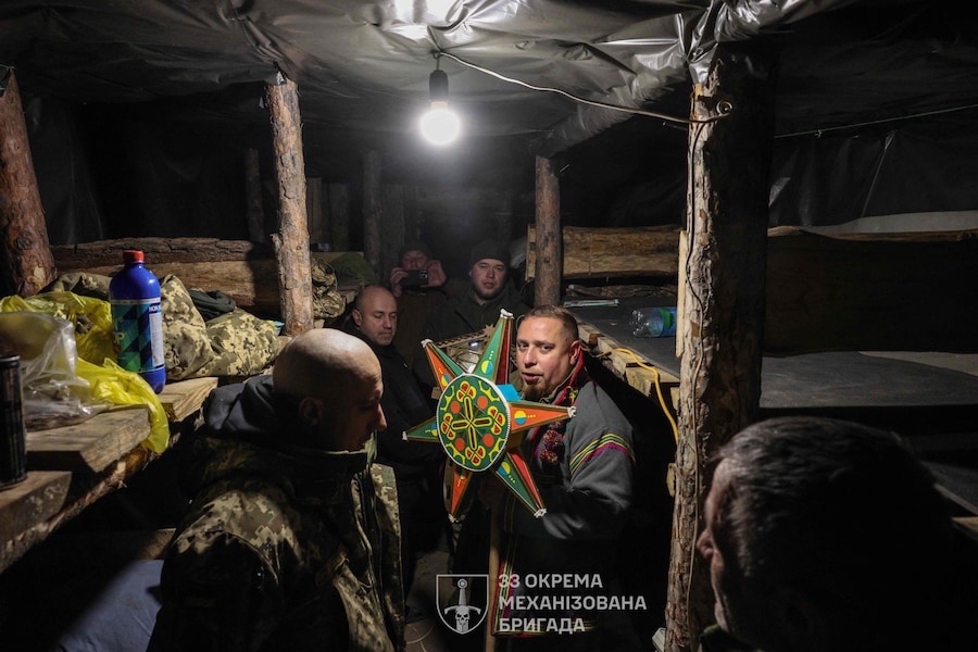 Questa foto scattata il 25 dicembre 2025 e diffusa dal servizio stampa della 33esima brigata meccanizzata separata delle Forze armate ucraine mostra il cappellano militare Mykola che intona un canto durante una visita ai militari della 33esima brigata meccanizzata separata il giorno di Natale nella regione di Donetsk, durante l'invasione russa dell'Ucraina. (Foto di Volodymr PETROV / Servizio stampa della 33ª Brigata meccanizzata separata delle Forze armate ucraine / AFP) (AFP)