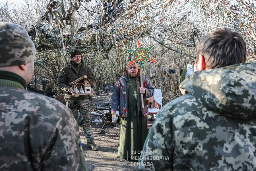 Questa foto scattata il 25 dicembre 2025 e diffusa dal servizio stampa della 33esima brigata meccanizzata separata delle Forze armate ucraine mostra il cappellano militare Mykola intonare un canto durante una visita ai militari della 33esima brigata meccanizzata separata il giorno di Natale nella regione di Donetsk, durante l'invasione russa dell'Ucraina. (Foto di Volodymr PETROV / Servizio stampa della 33ª Brigata meccanizzata separata delle Forze armate ucraine / AFP) (AFP)