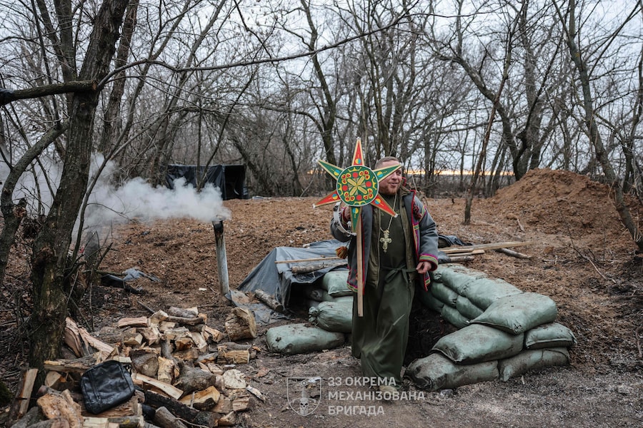 Questa fotografia scattata il 25 dicembre 2025 e diffusa dal servizio stampa della 33a brigata meccanizzata separata delle Forze armate ucraine mostra il cappellano militare Mykola che esce da una piroga durante una visita ai militari della 33a brigata meccanizzata separata il giorno di Natale nella regione di Donetsk, nel contesto dell'invasione russa dell'Ucraina. (Foto di Volodymr PETROV / Servizio stampa della 33ª Brigata meccanizzata separata delle Forze armate ucraine / AFP) (AFP)