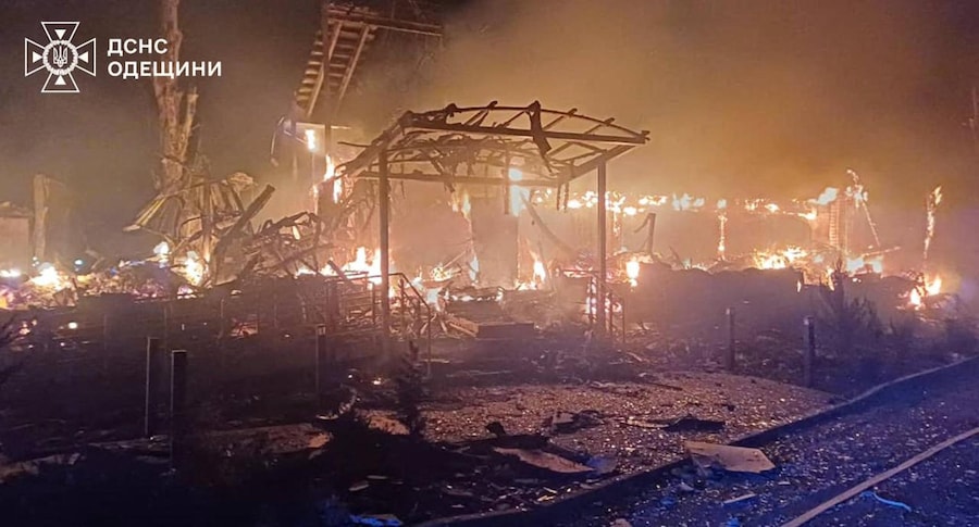 Questa fotografia scattata e rilasciata dal Servizio di emergenza ucraino il 25 dicembre 2025 mostra un edificio danneggiato e in fiamme a seguito di un presunto attacco aereo nella regione di Odesa, durante l'invasione russa dell'Ucraina. (Foto di Handout / UKRAINIAN EMERGENCY SERVICE / AFP) (AFP)