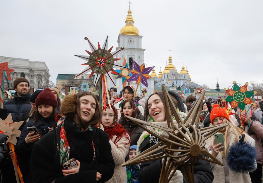 Ucraini intonano canti natalizi mentre trasportano stelle di Betlemme decorate durante una parata nel centro di Kyiv, Ucraina, il 25 dicembre 2025, durante le celebrazioni natalizie in mezzo all'invasione russa. L'Ucraina celebra il Natale il 25 dicembre per la terza volta secondo il calendario occidentale: nel luglio 2023, infatti, il Presidente ucraino Zelensky ha firmato una legge per spostare la festività ufficiale del giorno di Natale al 25 dicembre, discostandosi dalla tradizione della Chiesa ortodossa russa di festeggiare il 7 gennaio. EPA/SERGEY DOLZHENKO (EPA)