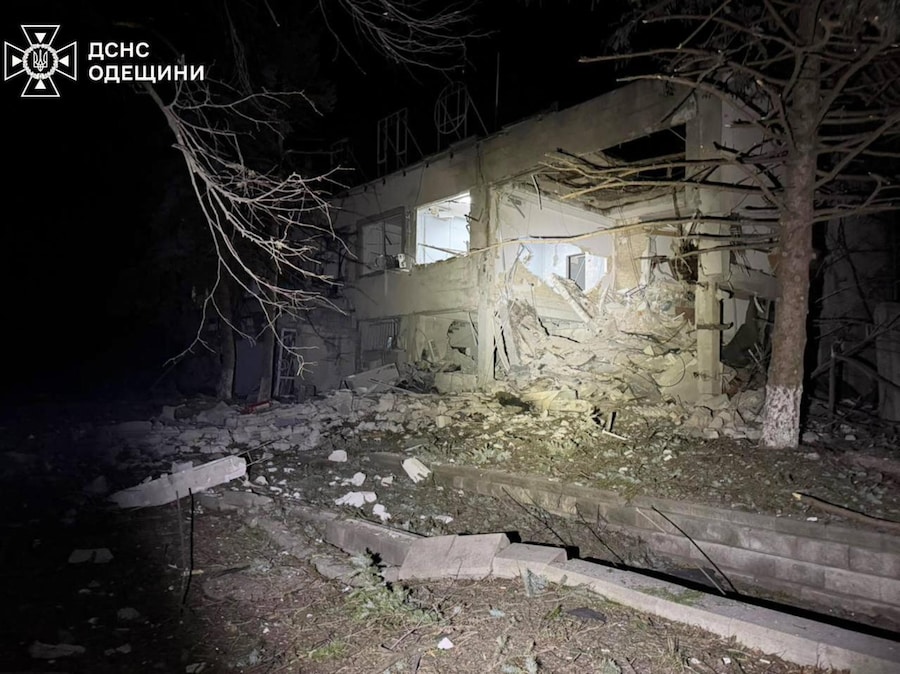 Questa fotografia scattata e rilasciata dal Servizio di emergenza ucraino il 25 dicembre 2025 mostra un edificio danneggiato a seguito di un presunto attacco aereo nella regione di Odesa, durante l'invasione russa dell'Ucraina. (Foto di Handout / UKRAINIAN EMERGENCY SERVICE / AFP) (AFP)