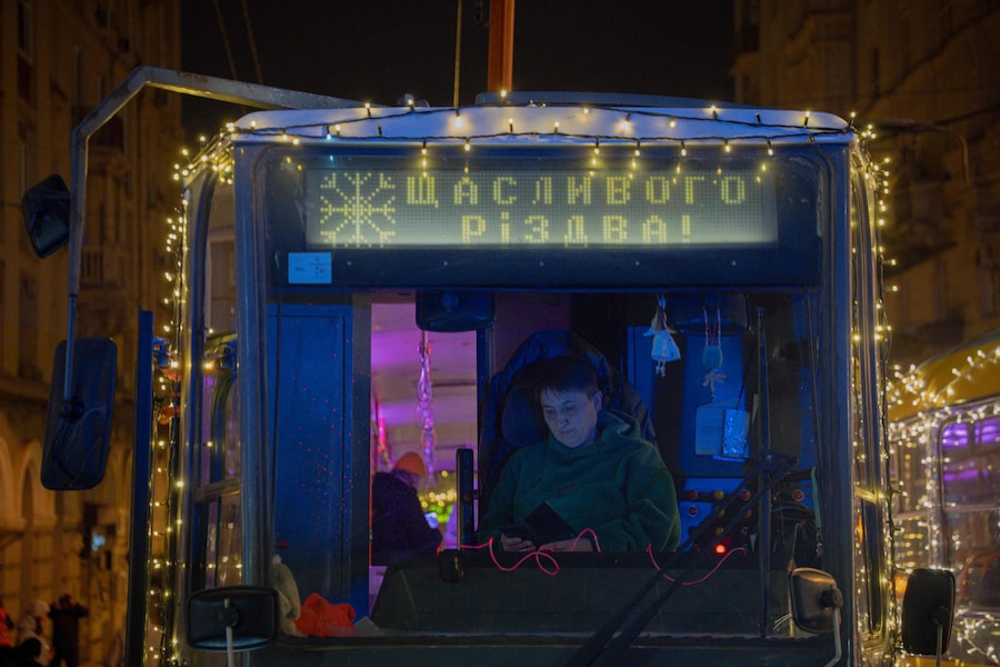 Un autista aziona un tram decorato con ghirlande nel giorno di Natale a Kharkiv, il 25 dicembre 2025, durante l'invasione russa dell'Ucraina. (Foto di Ivan SAMOILOV / AFP) (AFP)