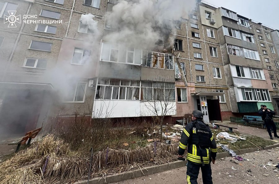 In questa foto scattata e rilasciata dal Servizio di emergenza ucraino il 25 dicembre 2025, i soccorritori ucraini spengono un incendio in un edificio residenziale danneggiato a seguito di un attacco di droni a Chernihiv, durante l'invasione russa dell'Ucraina. (Foto di Handout / UKRAINIAN EMERGENCY SERVICE / AFP) (AFP)