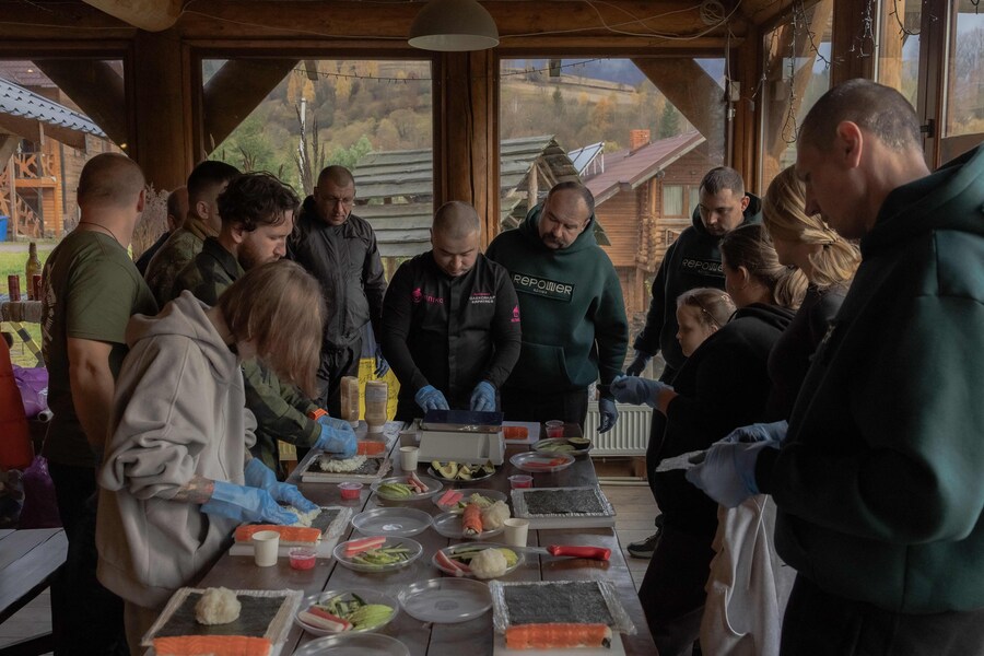 Medici militari ucraini e organizzatori partecipano a una lezione di sushi al programma RePower. (AFP)