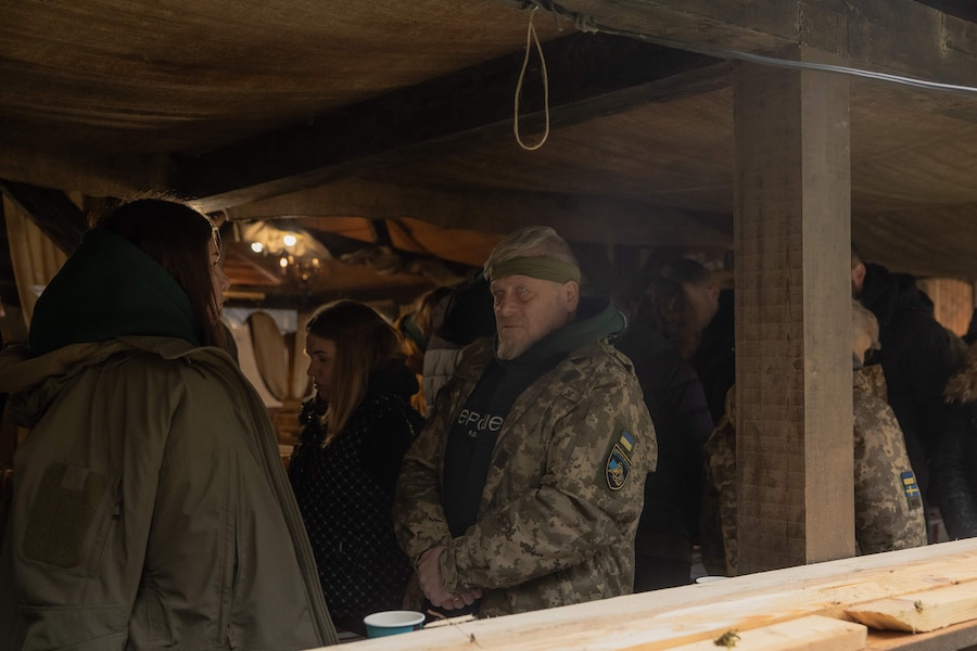 Medici militari ucraini rendono omaggio agli scrittori ucraini uccisi mentre partecipano al Radiodettato dell'Unità Nazionale Ucraina, un imponente evento annuale per celebrare la lingua e l'identità ucraina attraverso un dettato condiviso, mentre visitano il lago Synevyr durante il programma RePower, un ritiro in montagna progettato per sostenere la loro guarigione e il loro benessere mentale nella regione occidentale di Zakarpattia. (AFP)