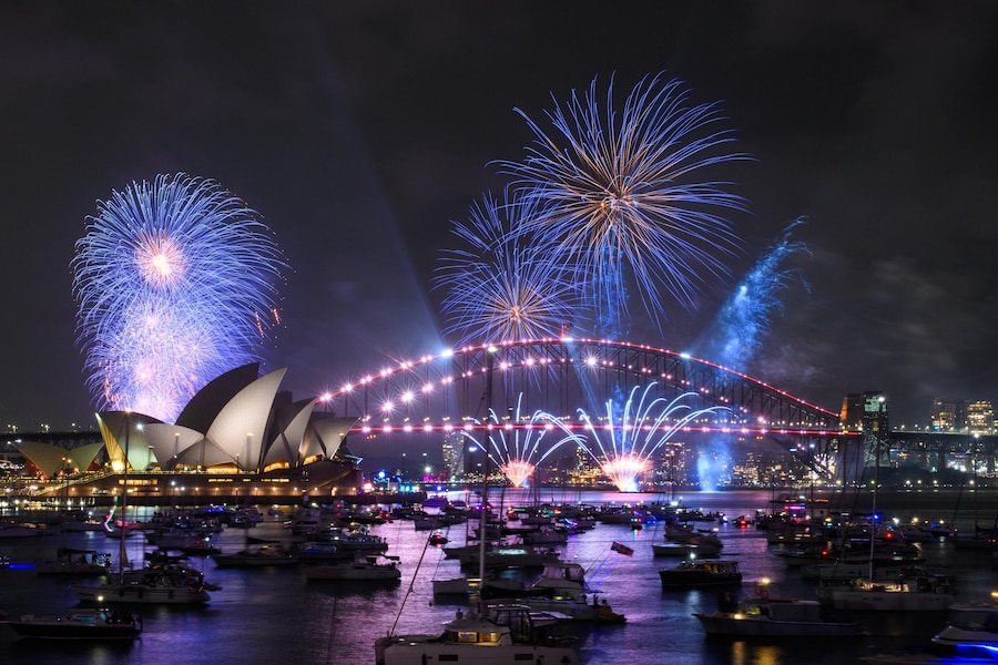 Fuochi d'artificio illuminano il cielo del porto di Sydney durante lo spettacolo Calling Country delle 21:00 per i festeggiamenti di Capodanno a Mrs Macquaries Point a Sydney, Australia, il 31 dicembre 2025. (EPA/Dan Himbrechts)