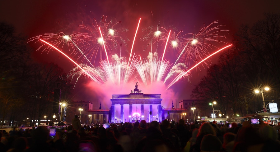 Fuochi d'artificio illuminano il cielo sopra la statua della Quadriga della Porta di Brandeburgo durante i festeggiamenti per il Capodanno a Berlino, Germania, 01 gennaio 2026. (EPA/Hannibal Hanschke)