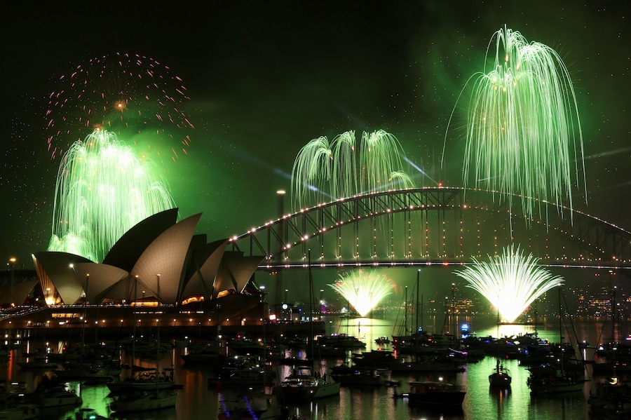 Fuochi d'artificio sul Sydney Harbour Bridge per festeggiare il nuovo anno a Sydney, Australia, il 1° gennaio 2026. (REUTERS/Hollie Adams)