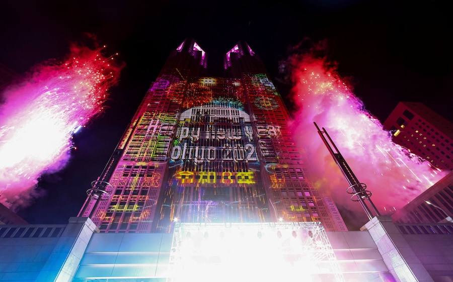 Fuochi d'artificio esplodono durante una proiezione sulla superficie dell'edificio del governo metropolitano di Tokyo, per celebrare il nuovo anno, a Tokyo, Giappone, il 1° gennaio 2026. (REUTERS/Issei Kato)