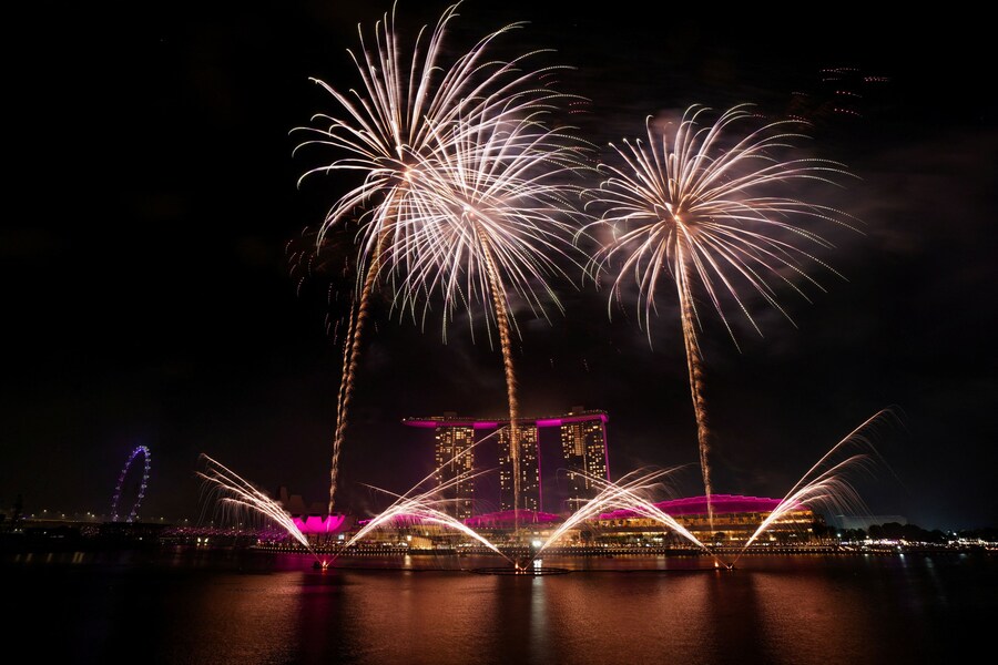 Fuochi d'artificio esplodono sulla Marina Bay durante i festeggiamenti per il nuovo anno a Singapore, 31 dicembre 2025. (REUTERS/Ore Huiying)
