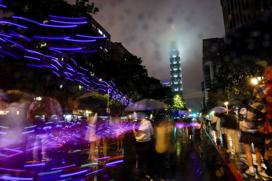 La gente si riunisce per vedere i fuochi d'artificio al Taipei 101 in occasione del Capodanno a Taipei, Taiwan, il 31 dicembre 2025. (REUTERS/Ann Wang)