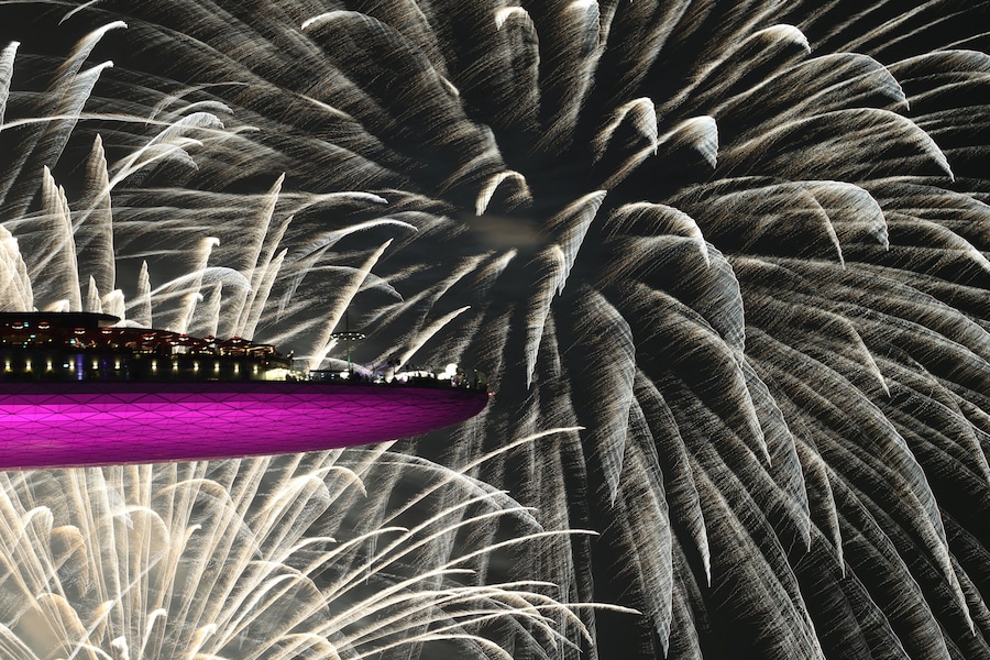Persone osservano i fuochi d'artificio per la celebrazione del Capodanno dall'hotel Marina Bay Sands di Singapore il 31 dicembre 2025. (REUTERS/Edgar Su)