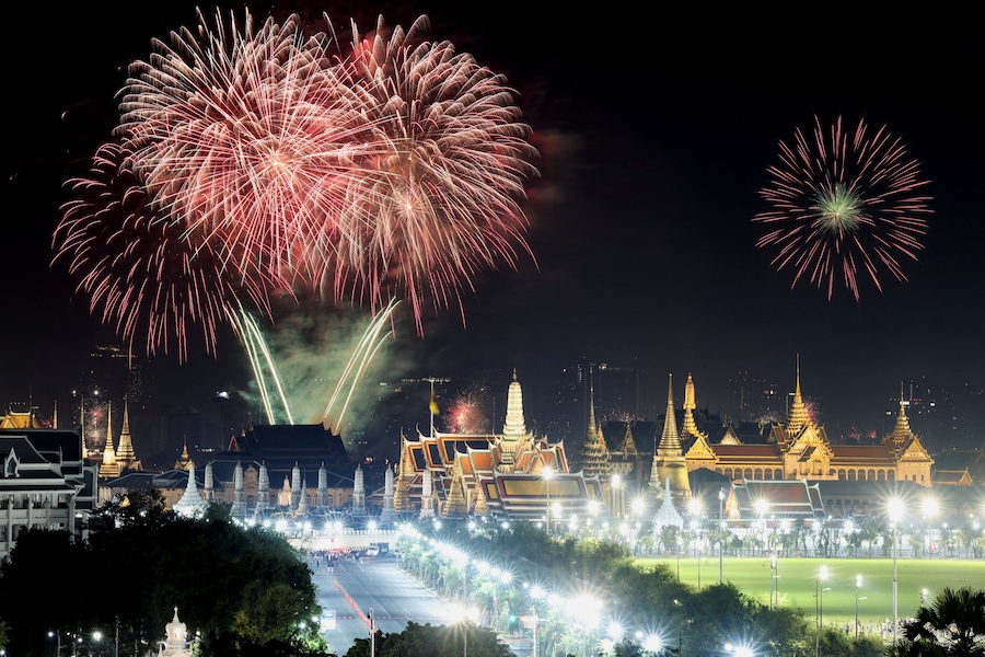 Fuochi d'artificio durante i festeggiamenti per il nuovo anno a Bangkok, in Thailandia, il 1° gennaio 2026. (REUTERS/Athit Perawongmetha)