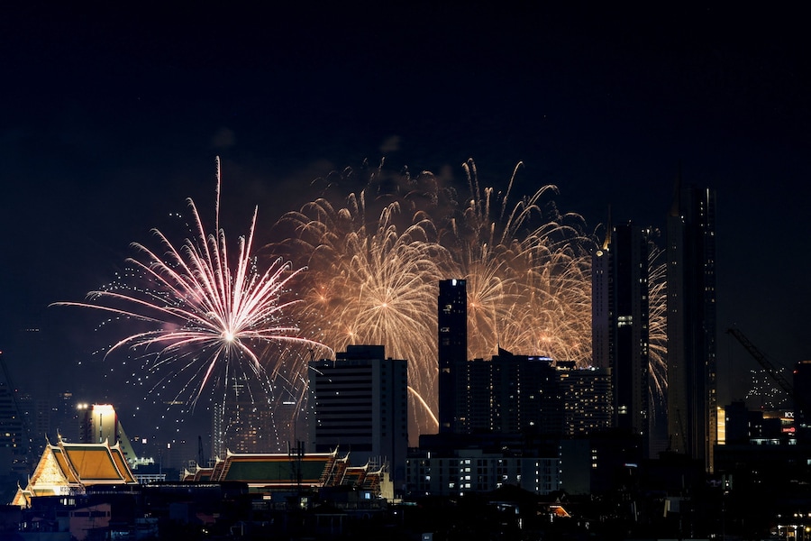 Esplosione di fuochi d'artificio durante i festeggiamenti per il nuovo anno a Bangkok, Thailandia, 1 gennaio 2026. (REUTERS/Athit Perawongmetha)
