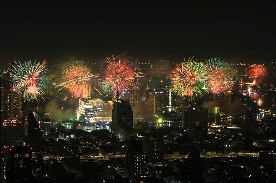 Fuochi d'artificio durante i festeggiamenti per il nuovo anno a Bangkok, in Thailandia, il 1° gennaio 2026. (REUTERS/Chalinee Thirasupa)