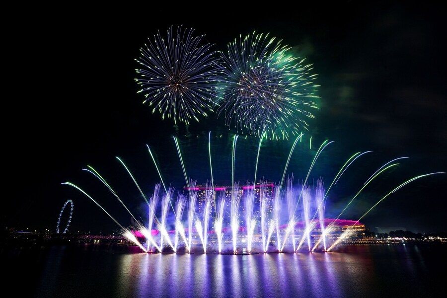 Fuochi d'artificio esplodono sulla Marina Bay durante i festeggiamenti per il nuovo anno a Singapore, 31 dicembre 2025. (REUTERS/Ore Huiying)