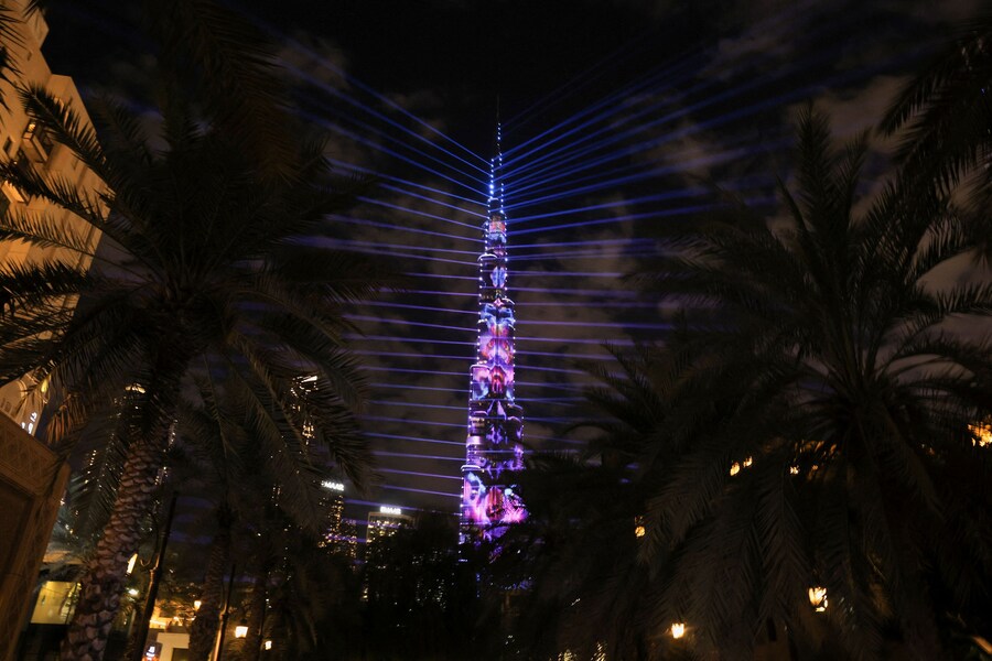 Il Burj Khalifa è illuminato a Capodanno a Dubai, negli Emirati Arabi Uniti, il 31 dicembre 2025. (REUTERS/Amr Alfiky)