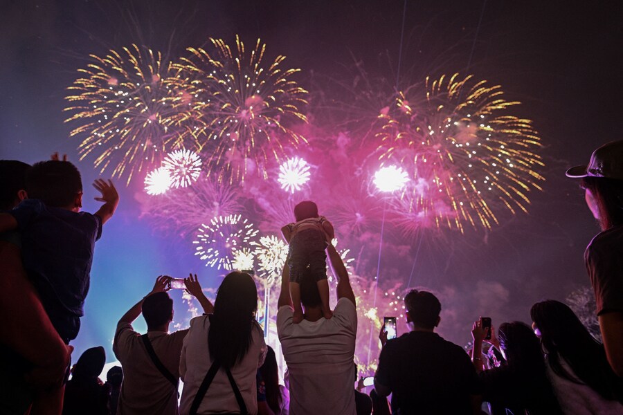 La gente assiste ai fuochi d'artificio per la celebrazione del Capodanno a Quezon City, Metro Manila, Filippine, il 1° gennaio 2026. (REUTERS/Noel Celis)