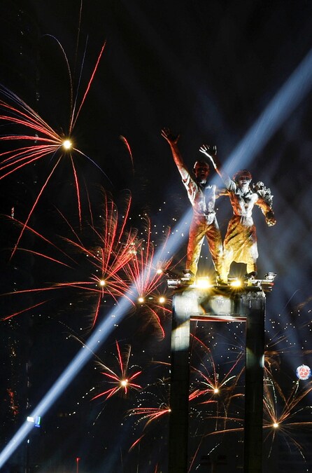 Fuochi d'artificio esplodono sul monumento Selamat Datang durante i festeggiamenti per il Capodanno a Giacarta, in Indonesia, il 1° gennaio 2026. (REUTERS/Ajeng Dinar Ulfiana)