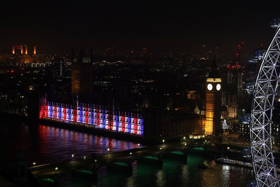 Una sezione della Houses of Parliament è illuminata di blu, bianco e rosso, mentre anche la Elizabeth Tower, comunemente chiamata Big Ben, viene illuminata in vista dei fuochi d'artificio di Capodanno a Londra, il 31 dicembre 2025. (REUTERS/Toby Melville)