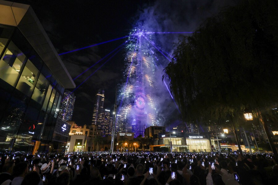 Persone con il cellulare in mano guardano i fuochi d'artificio vicino al Burj Khalifa durante i festeggiamenti per il nuovo anno a Dubai, negli Emirati Arabi Uniti, il 1° gennaio 2026. (REUTERS/Amr Alfiky)